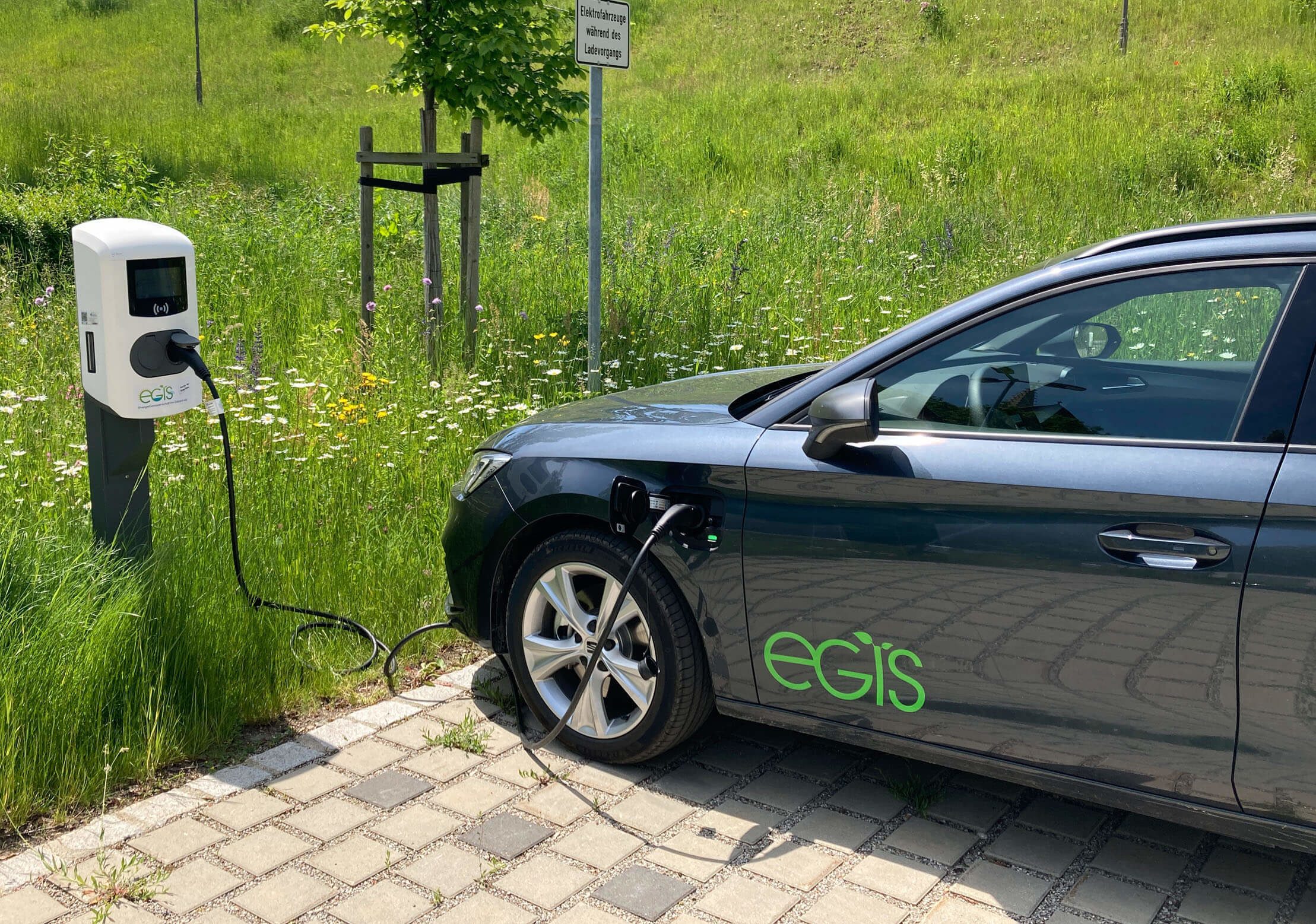 EGIS E-Auto wird geladen